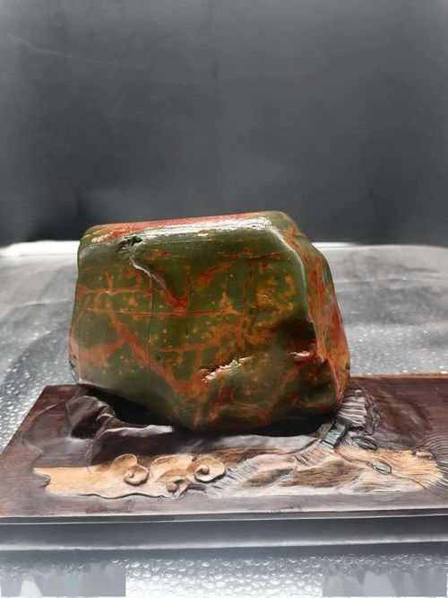 黄蜡石上的诗意流淌 赏《饮酒》石诗与天然纹理的共鸣